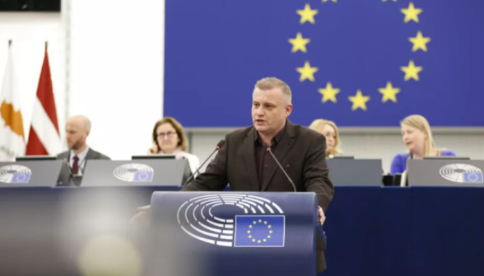 Polish far-right MEPs express dissatisfaction with the ESN group's stance on Russia, highlighting tensions within European Parliament alliances.