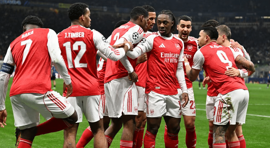 Arsenal players celebrate after their 3–1 win over Inter Milan, completing seven consecutive UEFA Champions League victories.